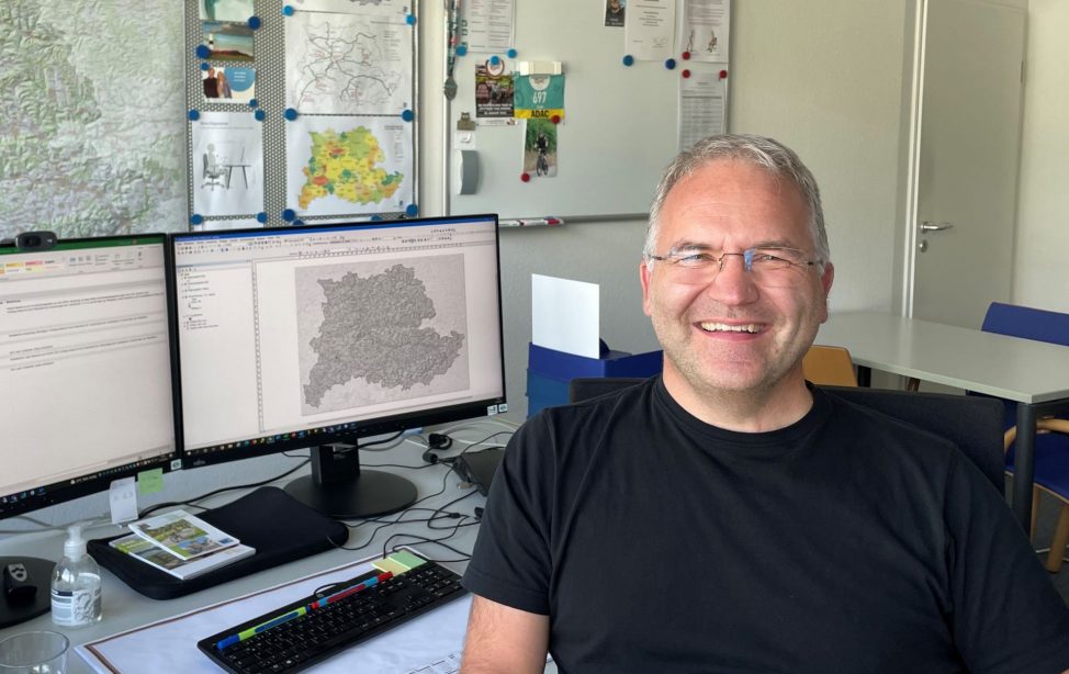TUM Alumnus Jürgen Schopp an seinem Arbeitsplatz in der Abteilung Geoinformation des Verband Region Stuttgart.