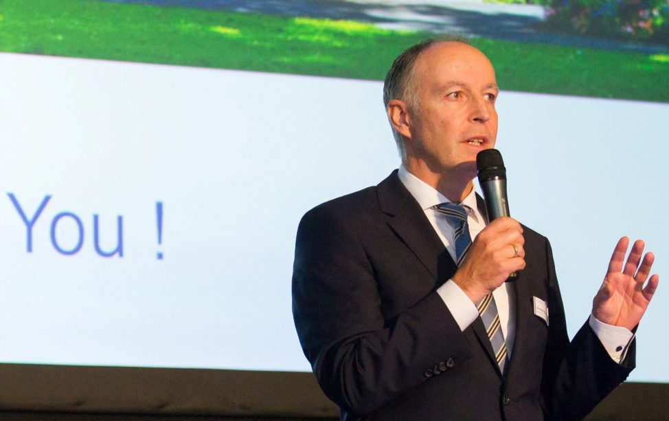 TUM Alumnus Alexander Eichberger bei seiner Abschiedsrede anlässlich seines Firmenverkaufs im Jahr 2014.