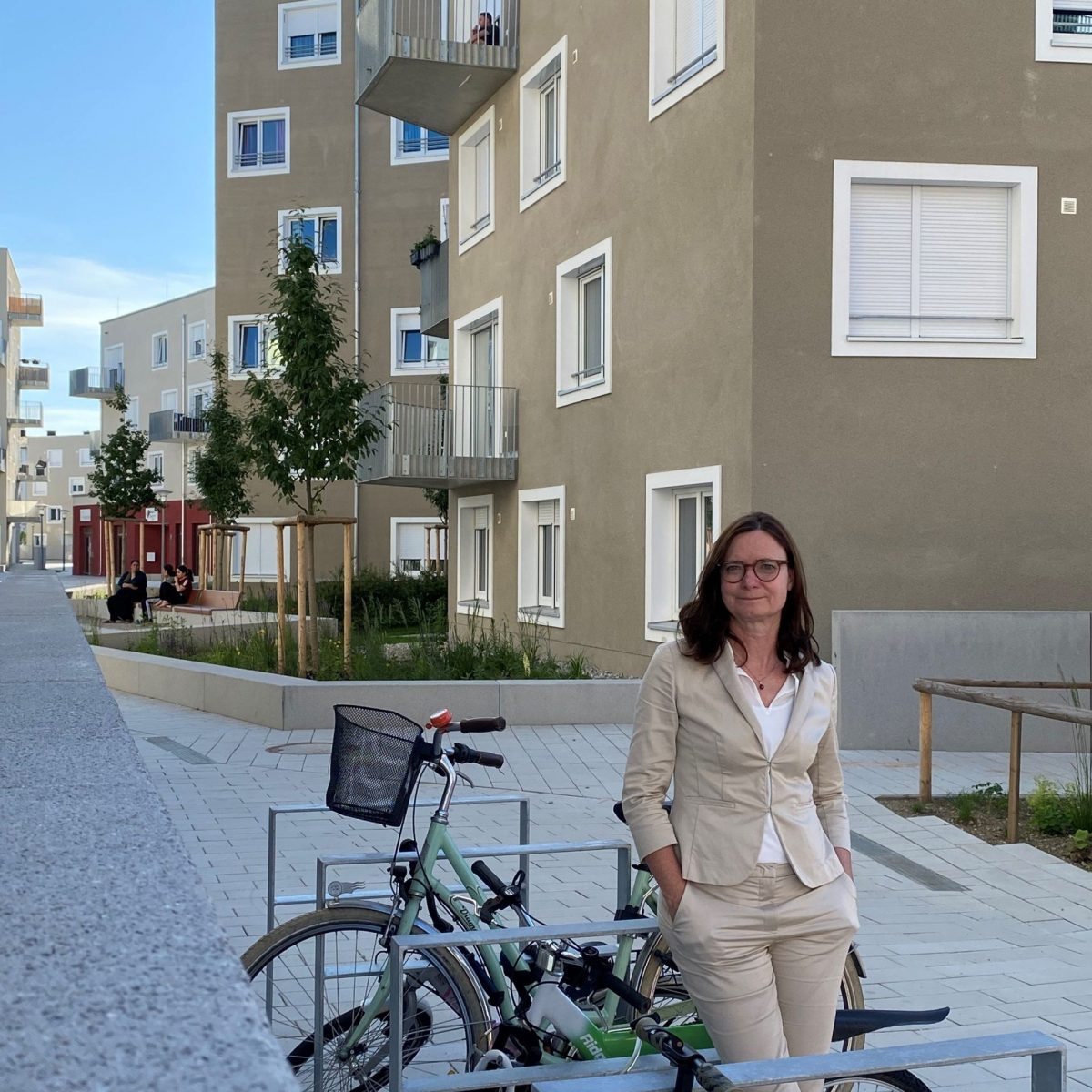 TUM Alumna Doris Zoller vor einem Neubau der GEWOFAG in der Ludlstraße in München.