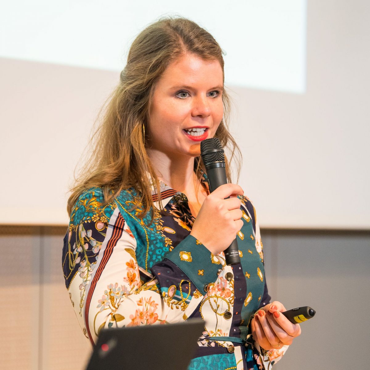 Laura-Luise Velikonja bei den Women of TUM Talks 2019