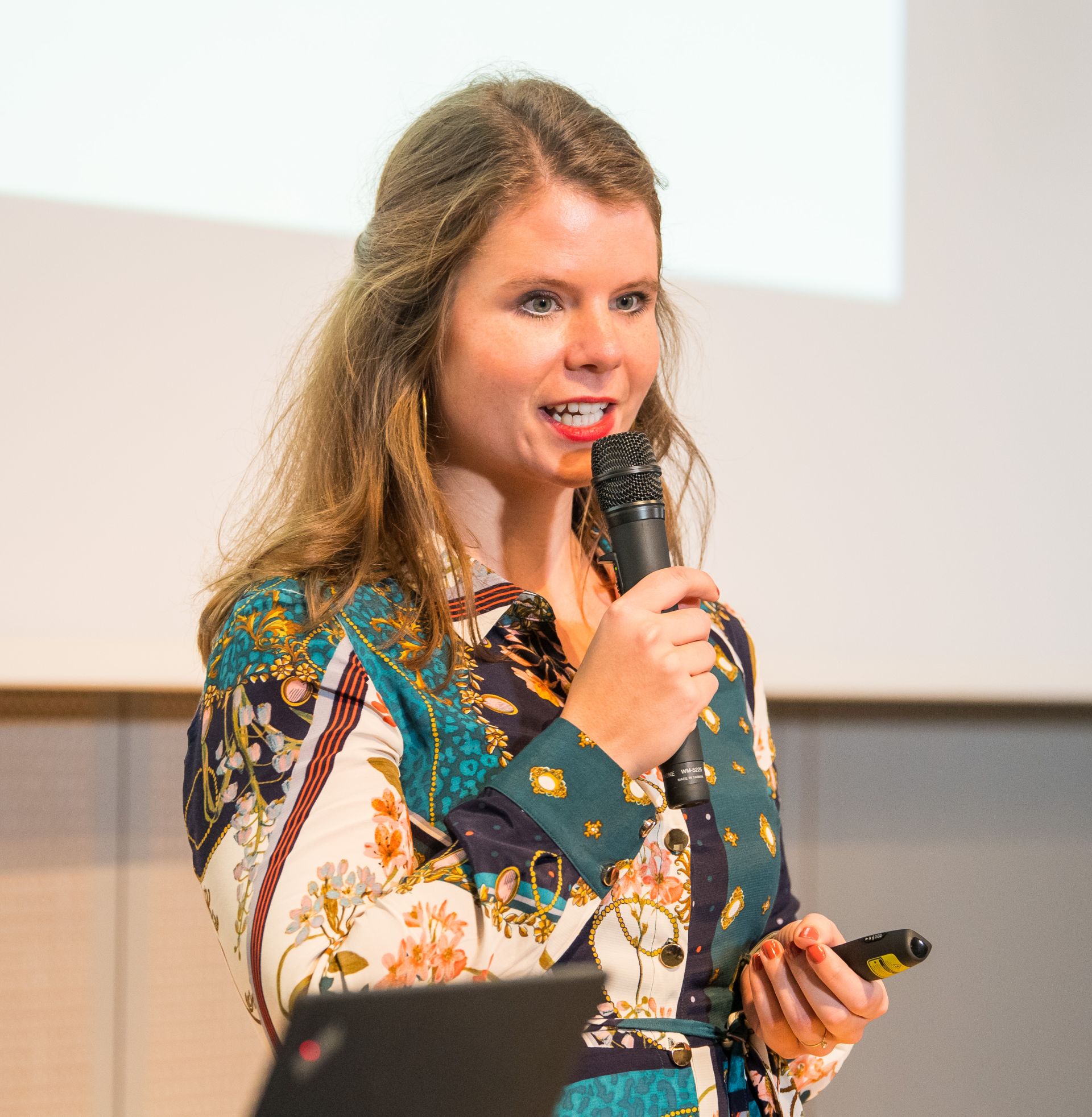 Laura-Luise Velikonja bei den Women of TUM Talks 2019