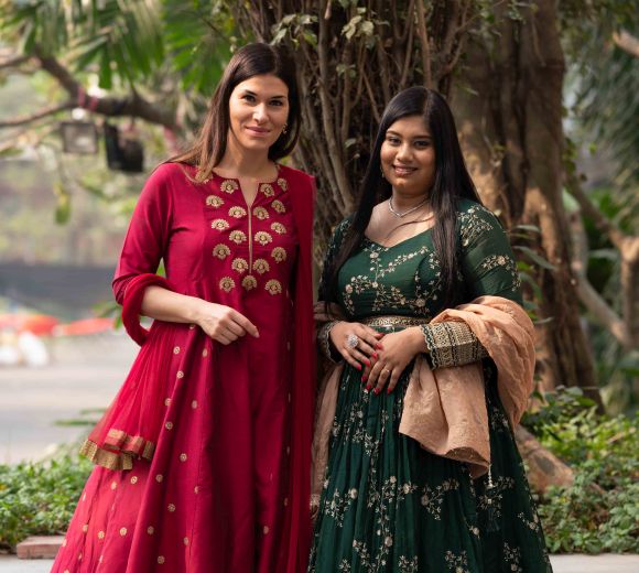 TUM Alumna und Mentorin Tsvetana Marinova und TUM Alumna und Mentee Samiddha Mukherjee gemeinsam in Indien (v.r.n.l.).