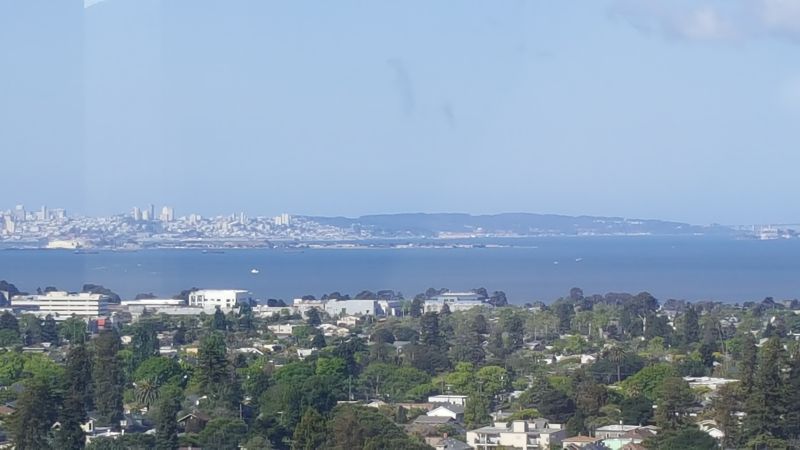 Der Ausblick vom UC Berkeley SkyDeck Accelerator, mit Blick über den Campus und auf die Bucht