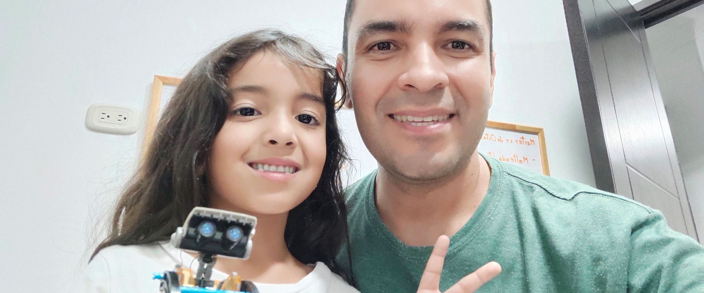 TUM Alumnus Javier Enciso and his daughter