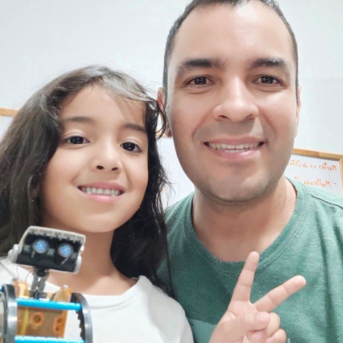 TUM Alumnus Javier Enciso and his daughter
