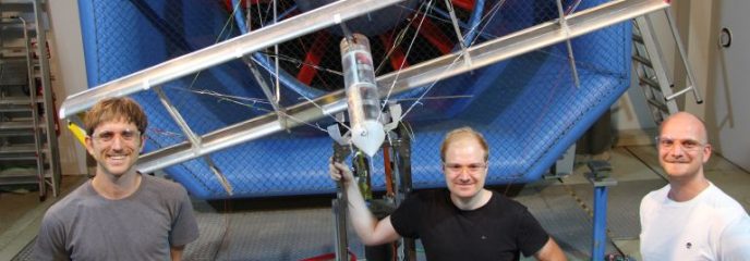 (v.l.n.r.) TUM Alumni Christoph Drexler, Florian Bauer und André Frirdich mit einem Kiteprototyp vor dem Windtunnel.