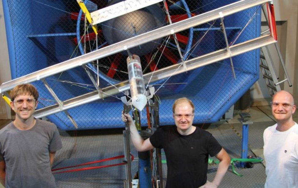 (v.l.n.r.) TUM Alumni Christoph Drexler, Florian Bauer und André Frirdich mit einem Kiteprototyp vor dem Windtunnel.