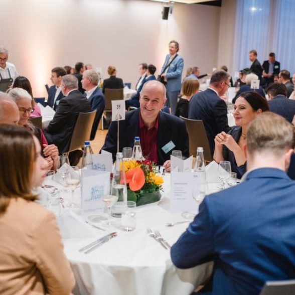 Lively conversations at the tables of the silver jubilarians at the President's Alumni Dinner.