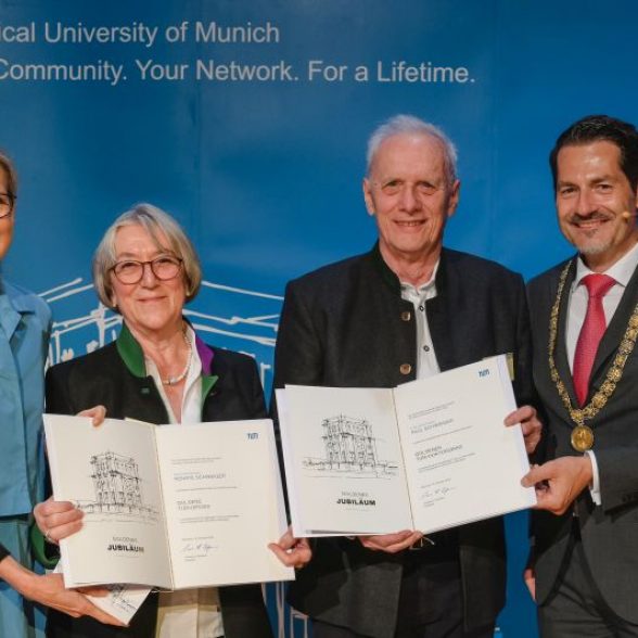 Urkundenübergabe an Ehepaar mit gemeinsamen Goldenen Jubiläum