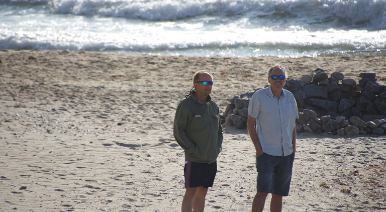 Stefan Burdach und Poul Sorensen am Strand in Dänemark.