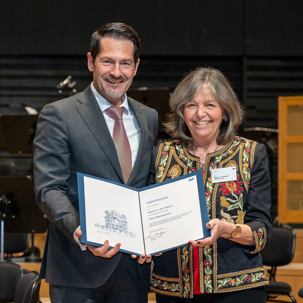 Dr. Marta Antonelli receives the certificate from TUM President Prof. Dr. Thomas F. Hofmann.