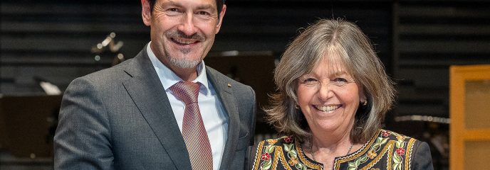 Dr. Marta Antonelli erhält die Urkunde von TUM-Präsident Prof. Dr. Thomas F. Hofmann.