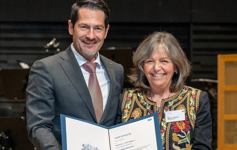 Dr. Marta Antonelli receives the certificate from TUM President Prof. Dr. Thomas F. Hofmann.