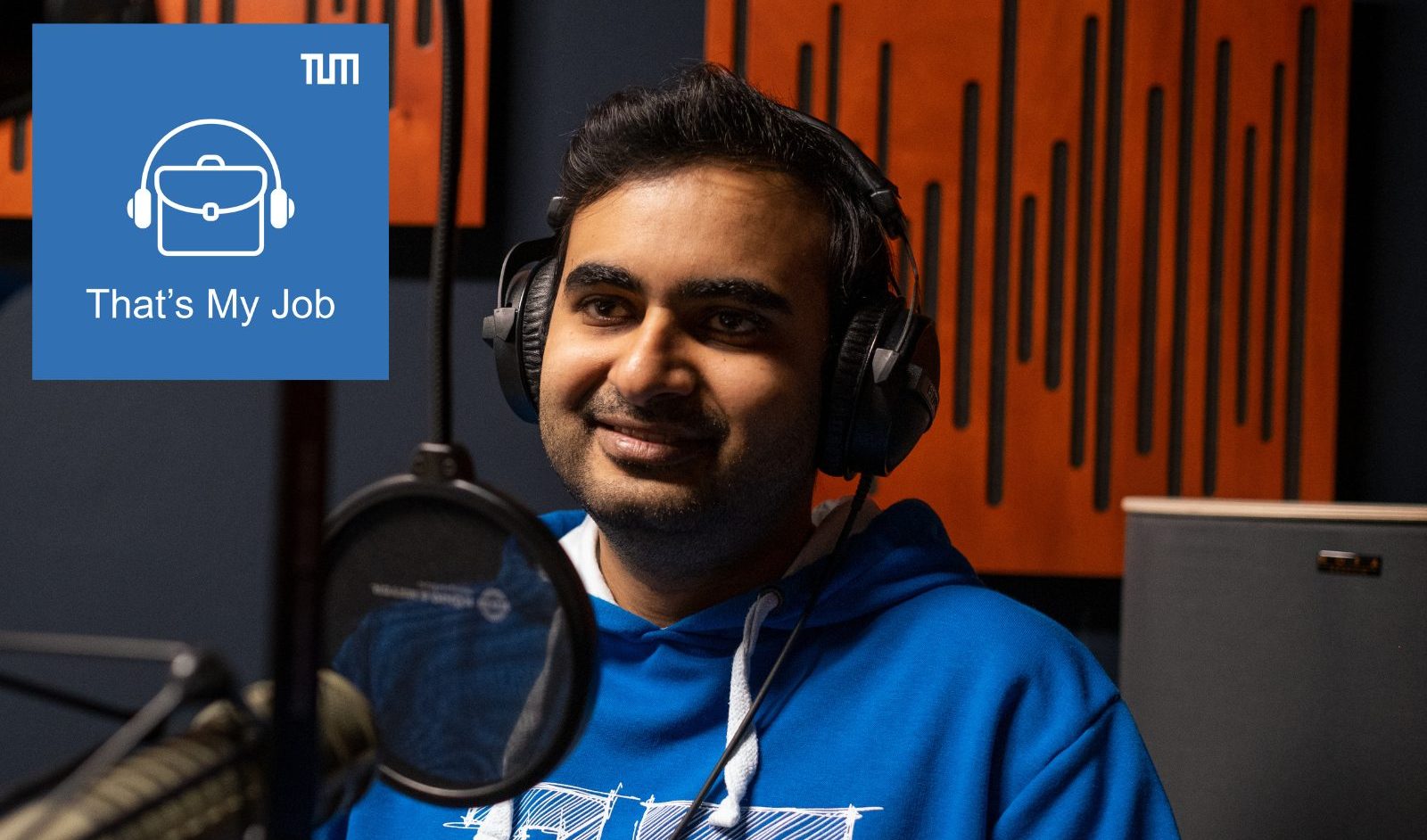 TUM Alumnus Himanshu Panandikar im Podcast-Studio.