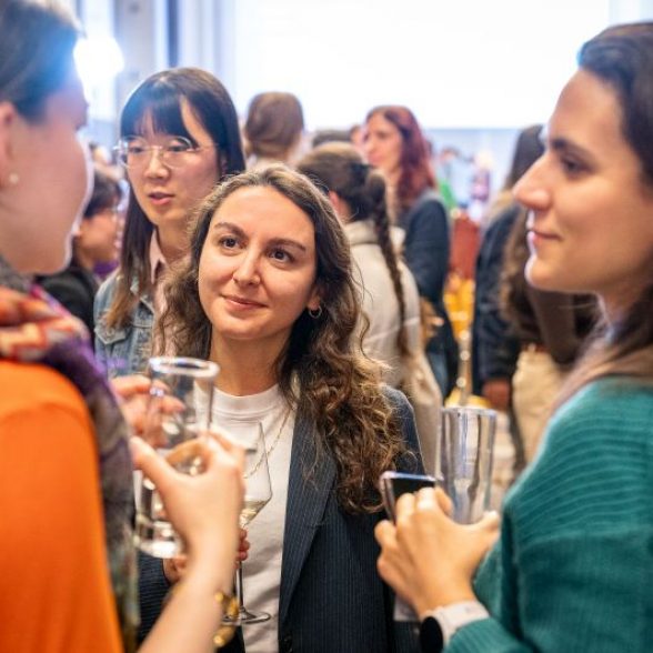Netzwerken beim Empfang des Women of TUM Jubiläums 2024