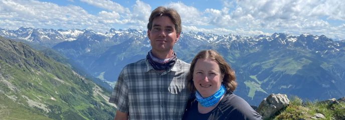TUM Ambassadors Noelle und Henrik Selin bei einer Wanderung in den Alpen.
