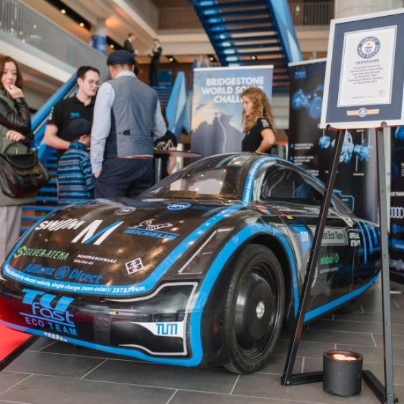 Das TUfast Eco Team mit dem reichweitenstärksten Elektroauto der Welt bei den TUM Jubiläumsfeiern