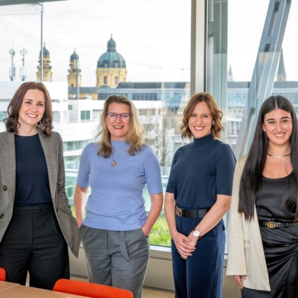 Women of TUM Talk 2025 - die drei Podiumsgäste (TUM Professorin Dr. Carina Baer de Oliveira Mann, TUM Alumna Dr. Aledia Bilali und TUM Alumna Dr. Anna Magdalena Hepp) beim Fotoshooting zusammen Dr. Daniela Schwarz (TUM Gender Equality Officer)