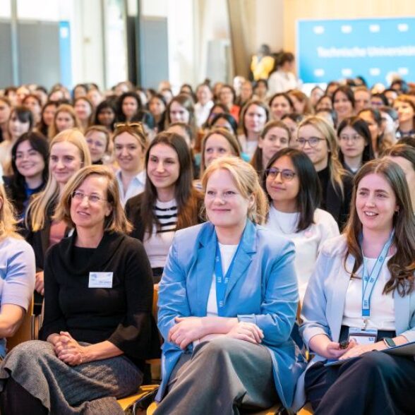 Publikum beim Women of TUM Talk 2025 unter dem Motto "Fierce & Fearless - Women of TUM across Industry, Innovation & Science"