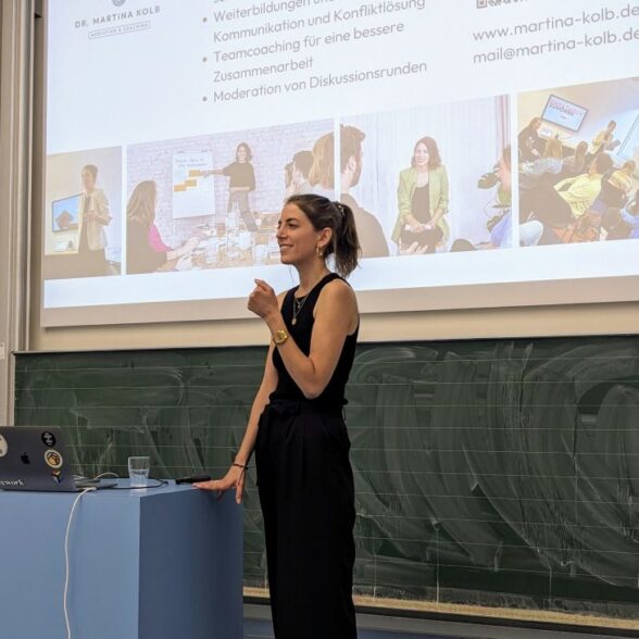 TUM Alumna Dr. Martina Kolb beim Vortrag "Wie sag ich's am besten? Empathisch und klar kommunizieren" im Juli 2025