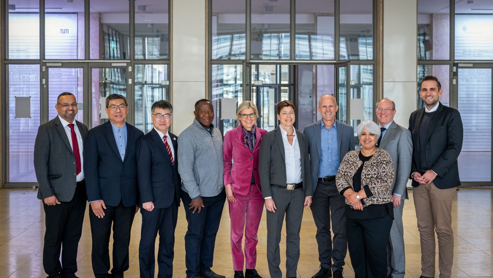 Die TUM Ambassadors 2025: (v.l.n.r.:) Prof. Dr. Vivek Buwa (Professor Chemical Engineering at the Indian Institute of Technology Delhi, India), Dr. Suttiphong "Spot" Srigrarom (Researcher, Mechanical Engineerig at the Temasek Laboratories, National University of Singapore), Prof. Dr. Takao Someya (Professor, Executive Director and Vice President, Electrical Engineering and Informations Systems, The UNiversity of Tokyo), Prof. Dr. Jonathan Onyekwelu (Professor, Forestry & Wood Technology, The Federal University of Technology Akure, Nigeria), Prof. Dr. Juliane Winkelmann (TUM Senior Vice President for International Alliances and Alumni), Prof. Dr. Jenny Reardon (Professor, Science and Technology Policy, University of California, Santa Cruz), Prof. Dr. Oren Schuldiner (Professor, Molecular Cell Biology & Molecular Neuroscience, Weizmann Institute of Science, Rehovot), Prof. Dr. Shobhana Narasimhan (Professor, Theoretical Particle and Nuclear Physics, Jawaharlal Nehru Centre for Advanced Scientific Research, Bangalore, India and TUM IAS Anna Boyksen Fellow), Prof. Dr. Gerhard Kramer (TUM Executive Vice President Research and Innovation) Philip Miessner (Director TUM Global & Alumni Office). Foto: Astrid Eckert/TUM