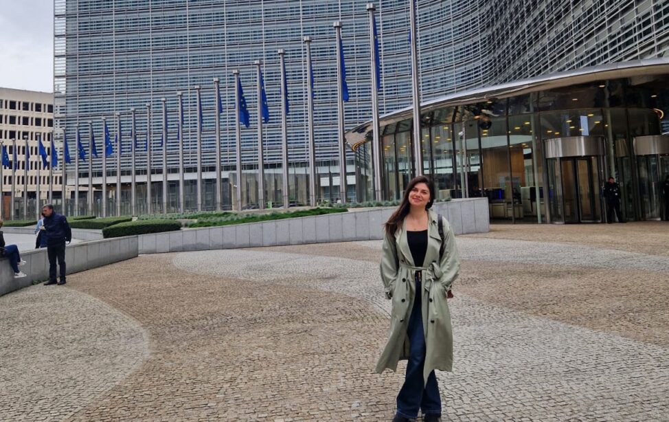TUM Alumna Sindi Haxhija vor dem Berlaymont-Gebäude in Brüssel.